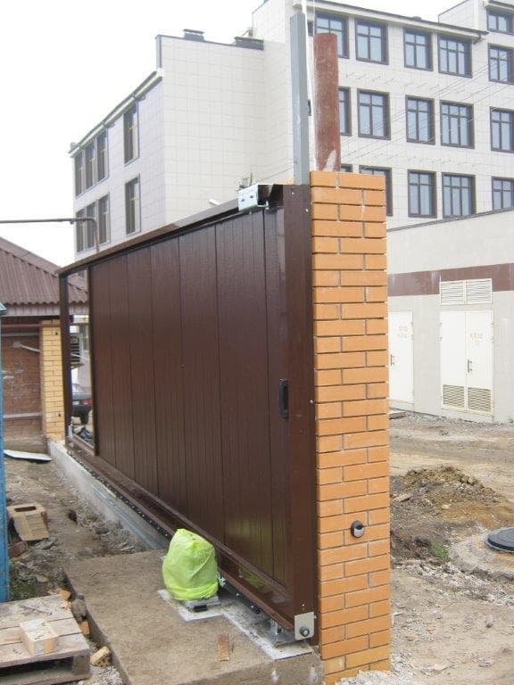Производим установку откатных ворот в Курганинске, беремся за проекты любой сложности. Опыт работы наших сотрудников - более 12 лет. Цены Вас приятно удивят.