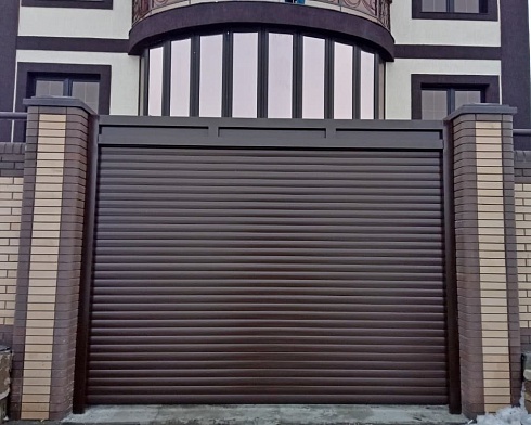 Роллетные ворота Алютех серии Prestige со сплошным алюминиевым профилем роликовой прокатки AG/77 с доставкой в Курганинске 